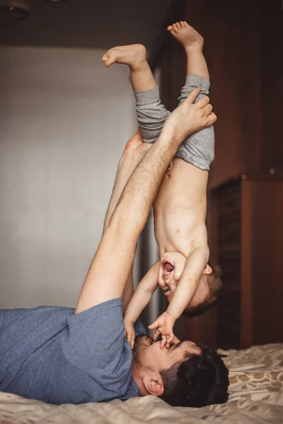 Dad Home Playing His Little Son Happy — Stock Photo, Image