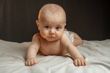 Küçük bir çocuğun portresi. Karanlık anahtar. yatay