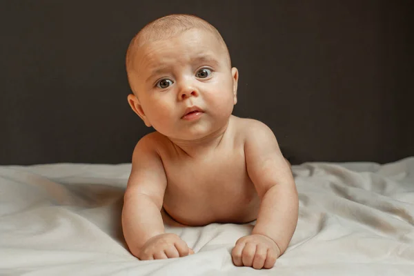 Retrato Niño Pequeño Llave Oscura Horizontal — Foto de Stock