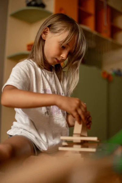 Fille Ans Joue Maison Avec Des Jouets Fille Construit Une — Photo