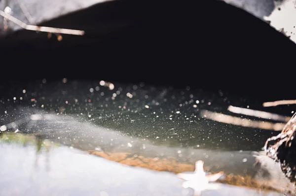 Ponceau en béton pleine capacité en mettant l'accent sur le ruissellement des eaux pluviales contaminées par les reflets — Photo