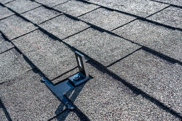 Telhado de telha de asfalto residencial com âncoras de metal instalado para a instalação de um trilho de painel solar e sistema de racking — Fotografia de Stock