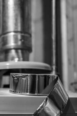 Metalik alüminyum folyonun kenarındaki seçici odak noktası.