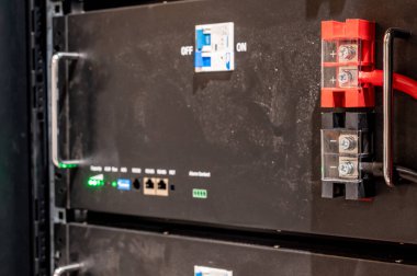 Yedek güç için ya da güneş enerjisi depolama ile bağlantılı olarak kullanılan bir konut evinde elektrik bataryası bankası