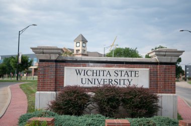 Wichita, Kansas, ABD: 6-2021: Wichita Eyalet Üniversitesi merkez kampüsünün ana giriş işareti