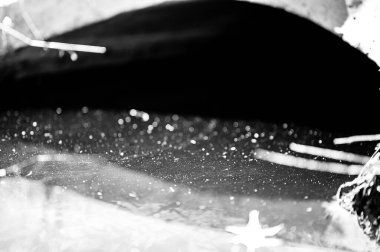 Tam kapasite beton menfez. Parlak kirlenmiş fırtına suyu akıyor.