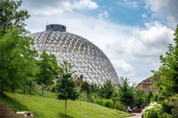 Omaha, Nebraska, ABD: 6-2021: Henry Doorly Hayvanat Bahçesi ve Akvaryumu 'nda açık gökyüzüne karşı çöl kubbesi