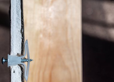 Bir alçıpan bağlanma çapa yan görünümü ve vida