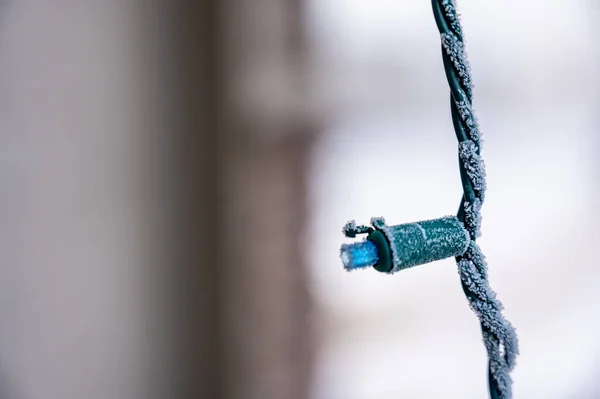 Lumière de Noël LED simple à l'extérieur couverte de givre tôt le matin — Photo