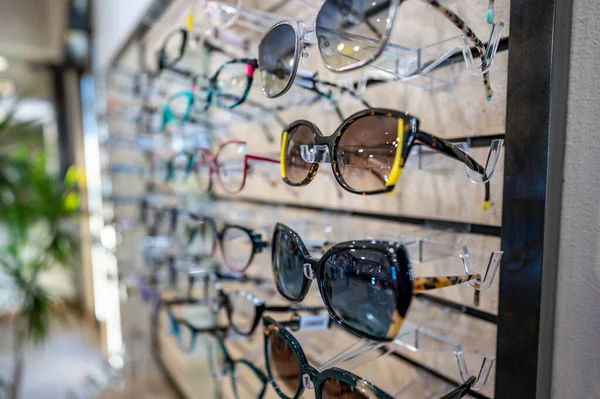 Gafas surtidas en exhibición en una tienda de opometría — Foto de Stock