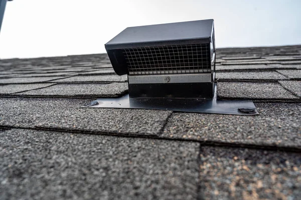 Statische Entlüftung auf einem Schindeldach für passive Dachbodenlüftung — Stockfoto