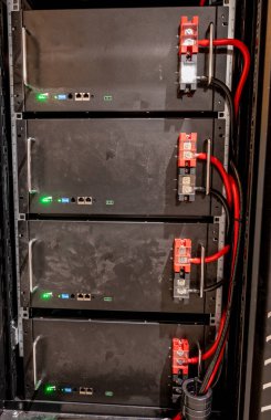Yedek güç için ya da güneş enerjisi depolama ile bağlantılı olarak kullanılan bir konut evinde elektrik bataryası bankası
