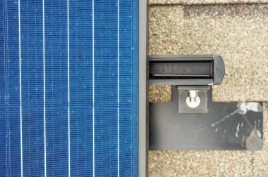 Parantez ve çapa kurulum sistemiyle kenar paneline odaklan. Doğrudan yukarıdan.