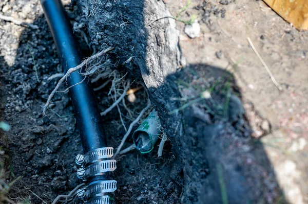 Wasserleitung mit Reparaturleitung in offenem Graben durchtrennt — Stockfoto