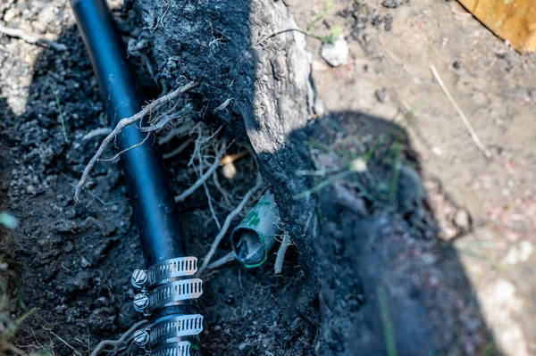 Ligne d'eau d'arrosage coupée avec ligne de réparation fixée dans une tranchée ouverte — Photo