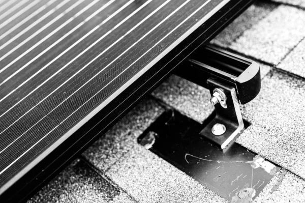 Ferroviário, suporte e âncora para um painel solar instalado em um telhado de telha de asfalto — Fotografia de Stock