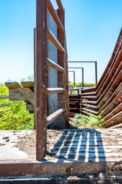 Orta Batı 'nın kırsalında metal yükseltilmiş sığır oluğu