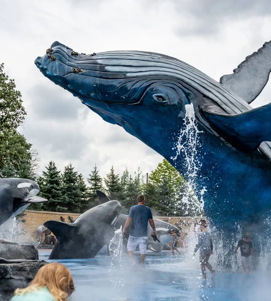 Omaha, Nebraska, USA: 6-2021: Scott Alaskan Adventure splash pad gyerekekkel a Henry Doorly Állatkertben és Akváriumban — Stock Fotó