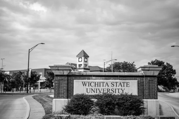 위치타, 캔자스, 미국 : 6-2021: 위치타 주립 대학교 중앙 캠퍼스의 주입구 표지판 — 스톡 사진