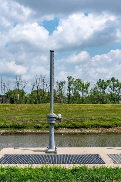 Vástago de válvula elevado para puertas de control de inundaciones sobre una estructura de vertedero en un río —  Fotos de Stock