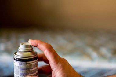 Böcek ilacı aerosol üzerine seçici bir odak noktası tahtakurularını, örümcekleri, böcekleri, sinekleri ve pireleri öldürmek için kullanılan sis bulutu.