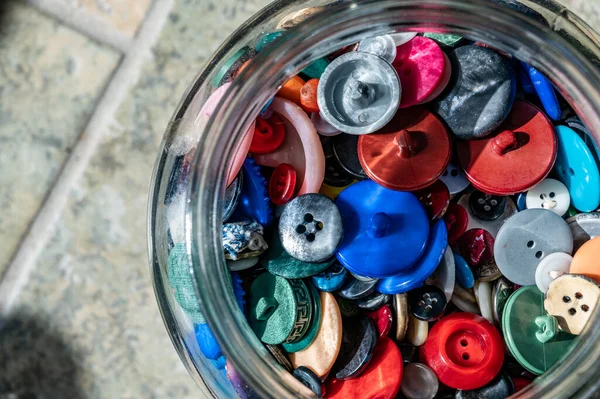 Assortiment de boutons lâches colorés au hasard dans un bocal en verre — Photo