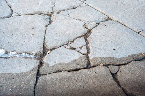 Тріщини і пошкодження житлового бетонного тротуару — стокове фото