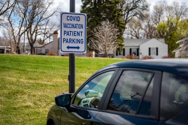 Site de vaccination COVID avec panneau et parking vide — Photo