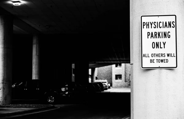 Panneau de stationnement du médecin affiché à l'extérieur du garage et de l'entrée de l'hôpital — Photo