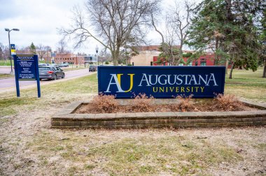 Sioux Falls, Güney Dakota, ABD - 7.2021: Orta Batı 'da özel bir Lüterci üniversitesi olan Augustana Üniversitesi' ne giriş imzası