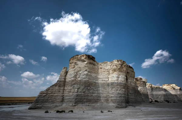 Monument Rocks i Grove County, Kansas. Den krita klippformationen är en listad National Natural Landmark. — Stockfoto