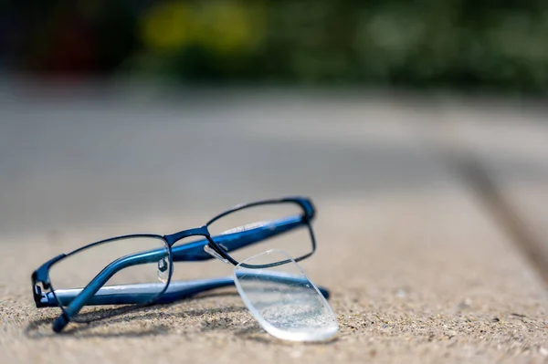 Enfoque selectivo en las gafas dañadas con lente rayada salió — Foto de Stock