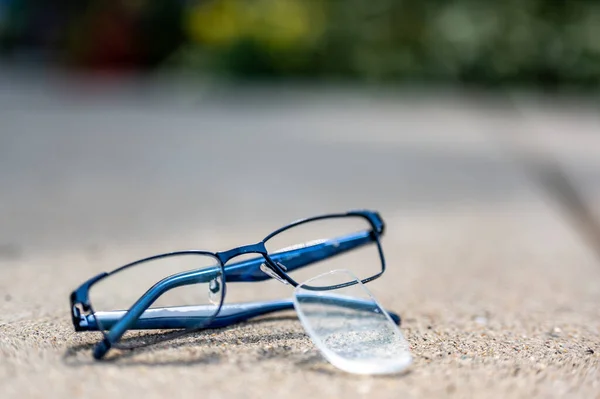 Enfoque selectivo en las gafas dañadas con lente rayada salió — Foto de Stock