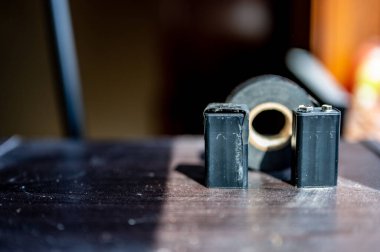 9 voltluk şarjı bitmiş ve güvenlik için elektrik bandıyla kapatılmış. 