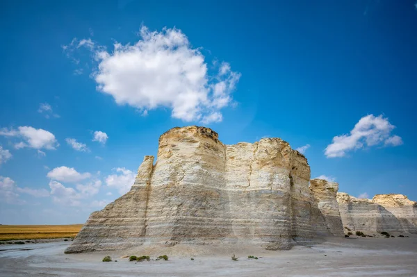 Monument Rocks i Grove County, Kansas. Den krita klippformationen är en listad National Natural Landmark. — Stockfoto