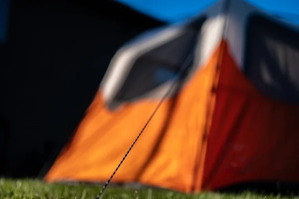Szelektív hangsúly a sátortartó kötélen vezet fel a vászonra, hogy biztosítsa a helyén — Stock Fotó