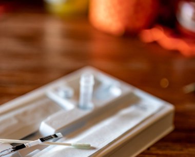 Hızlı Covid test kitindeki bir örnek üzerinde seçici odak