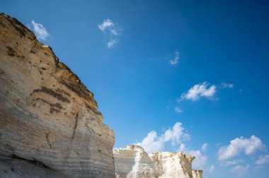 Kansas, ABD 'nin kırsal kesimindeki Kayalıklar Anıtı' nın yamaçlarına inşa edilmiş çamurlu evleri yut.