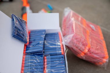 Parlak renkli dart mermileri kutular halinde düzgünce düzenlenir, düz bir yüzeye yerleştirilir, arkadaşlarıyla dışarıda oyun zamanı veya eğlence amaçlı aktivitelere hazırdır..