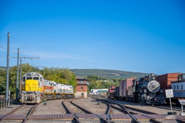 Steamtown Ulusal Tarih Bölgesi 'nin demiryollarında bir trenin önüne odaklanın. - Evet. Yüksek kalite fotoğraf