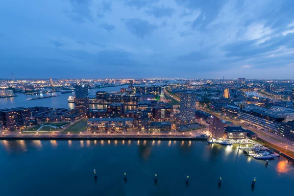 Rotterdam Delfshaven district skyline à l'heure bleue — Photo