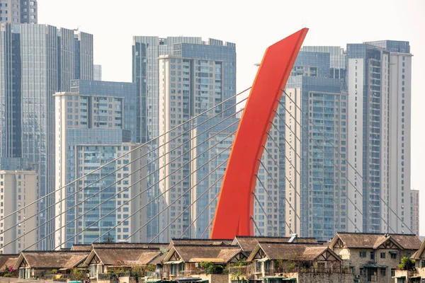 Rote Seilbrücke mit Gebäuden in Chengdu — Stockfoto