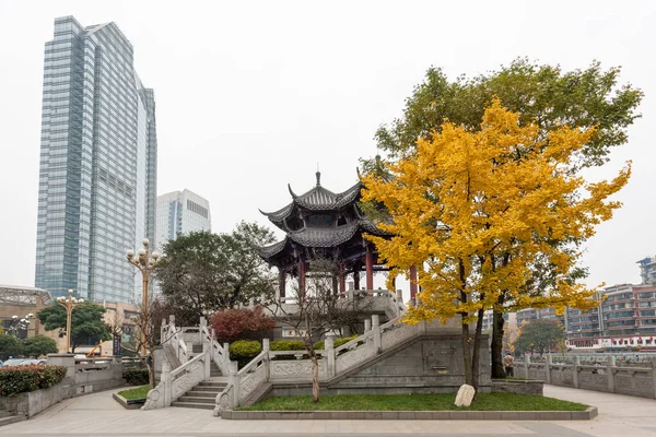 Hejiang chinees paviljoen en gingko boom in de herfst — Stockfoto