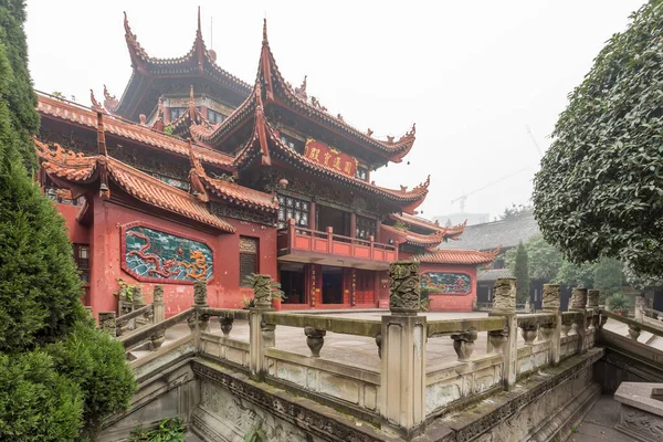 ZaoJueShi buddisttempel i dimman i Chengdu — Stockfoto