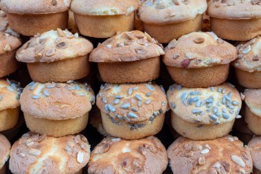 Bir markette Çin kekleri yığını.