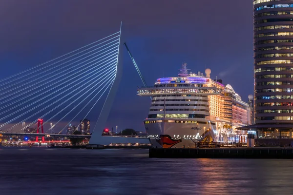 Le navire de croisière Aidaperla et le pont Erasmus illuminés la nuit à Rotterdam Photos De Stock Libres De Droits