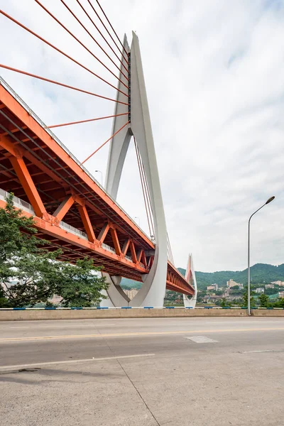 Пустая дорога и мост Дуншуймэнь в Чунцине — стоковое фото