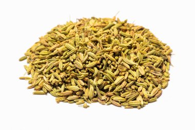 Anis tohumları beyaz üzerine yığılmış.