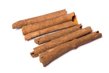 Cinnamomum tamala beyaz arkaplanda havlar.