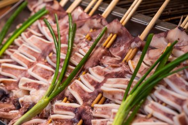 Borsada şiş üstünde taze mürekkep balığı.